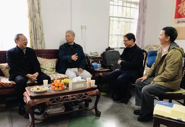 广州市副市长、区委书记王焕清(左一)慰问原东山区区长卢国奎.png