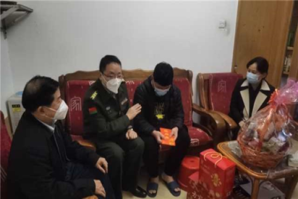 区领导郑磊到黄花岗街慰问困难群众及督导安全稳定等工作1.jpg