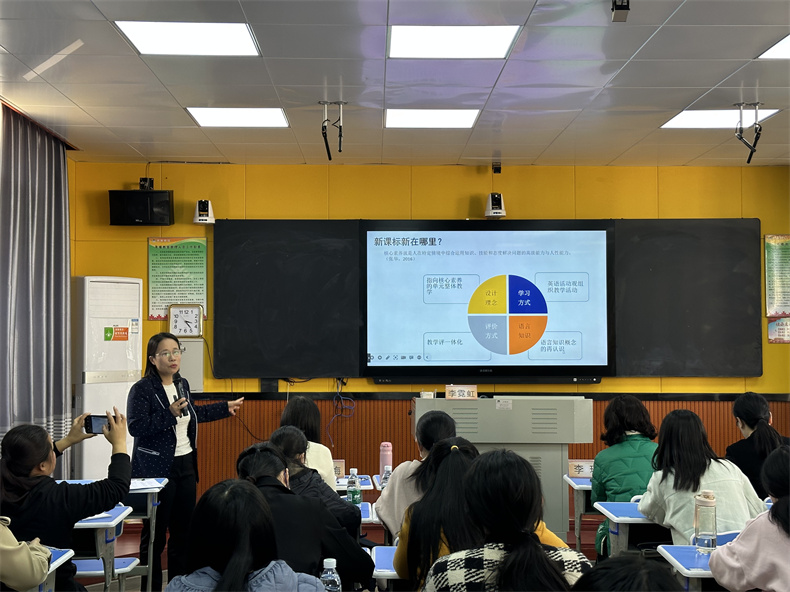 2新葡京博彩官网
教研员李老师给连南英语老师进行培训.jpg