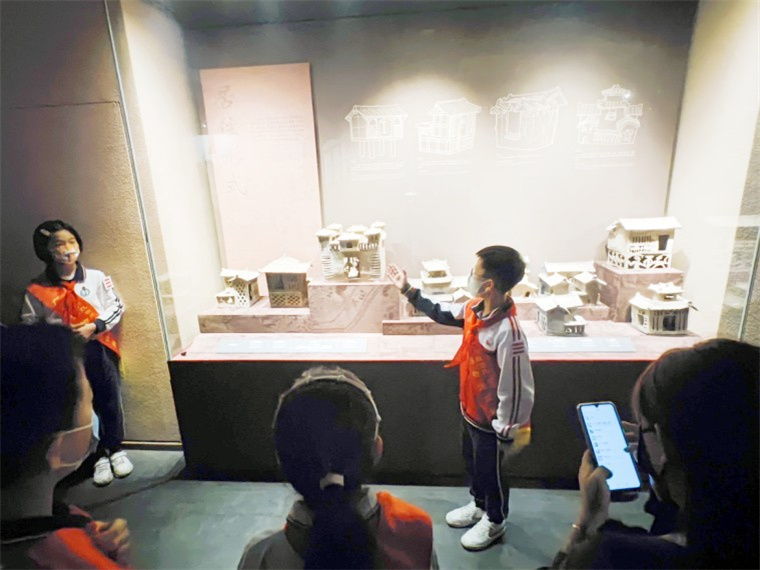 4.小讲解员在广州博物馆.jpg