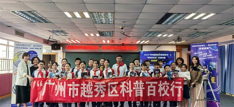 1:潘教授与我校师生合照.jpg