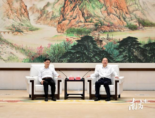 7月12日下午,省委书记黄坤明在广州与香港特别行政区行政长官李家超会见交流。南方+记者 王辉 摄 7月12日下午,省委书记黄坤明在广州与香港特别行政区行政长官李家超会见交流。南方+记者 王辉 摄