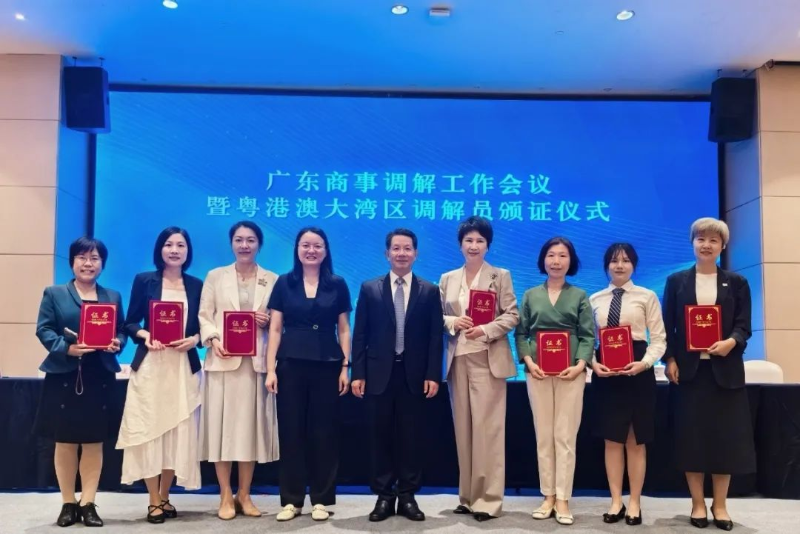 颁证仪式现场 图源南方+.jpg